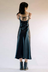 Robe nuisette en soie coupée en biais avec bretelles spaghetti et dos nu ouvert